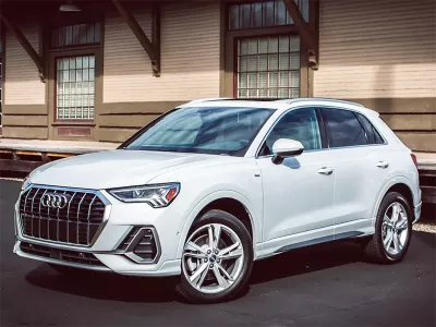 *THAY KÍNH XE Audi Q3 tận nơi